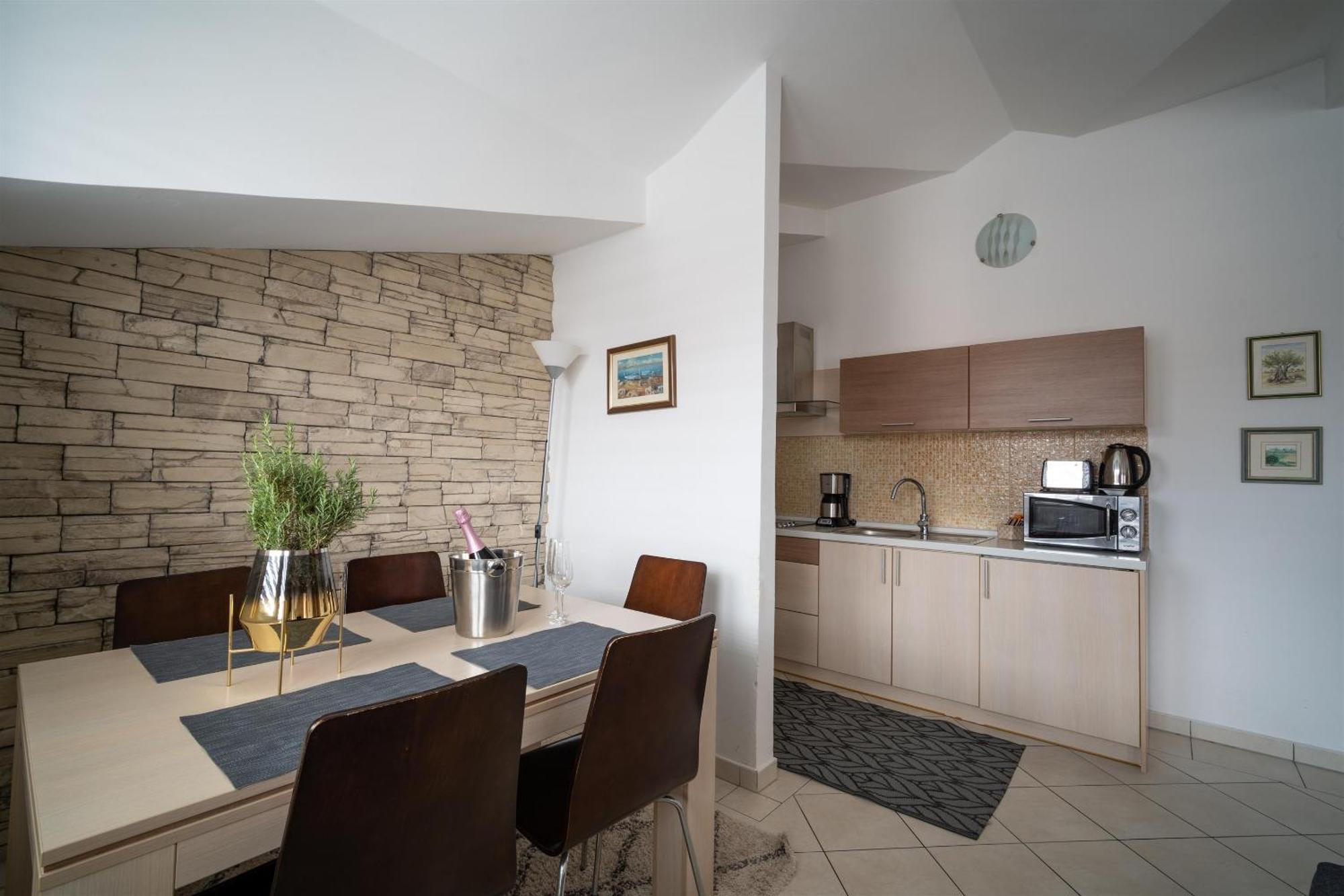 Apartments Valbruna ロヴィニ エクステリア 写真
