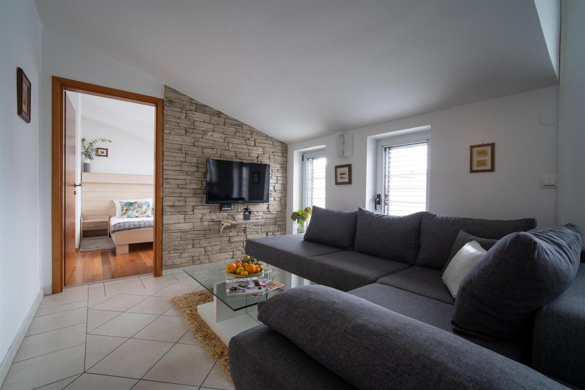 Apartments Valbruna ロヴィニ エクステリア 写真