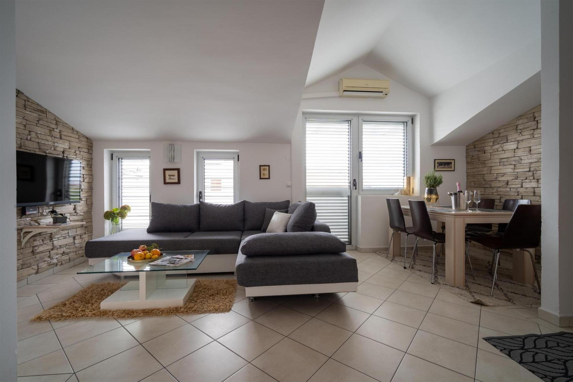 Apartments Valbruna ロヴィニ エクステリア 写真