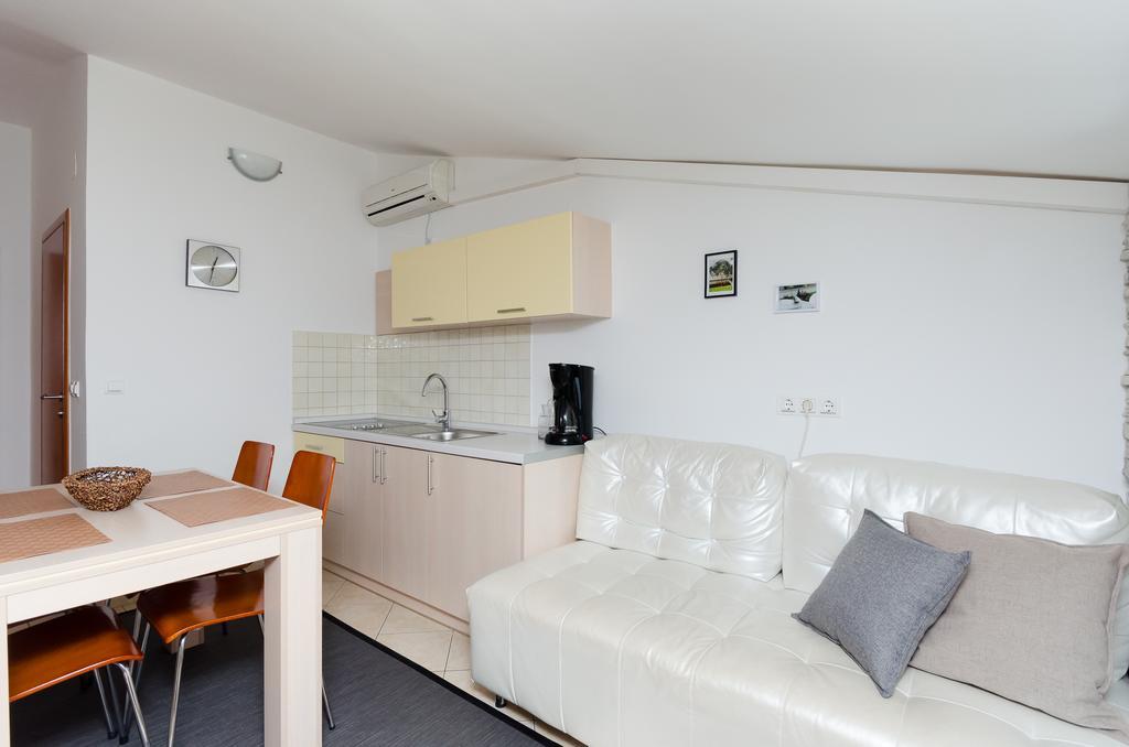 Apartments Valbruna ロヴィニ エクステリア 写真