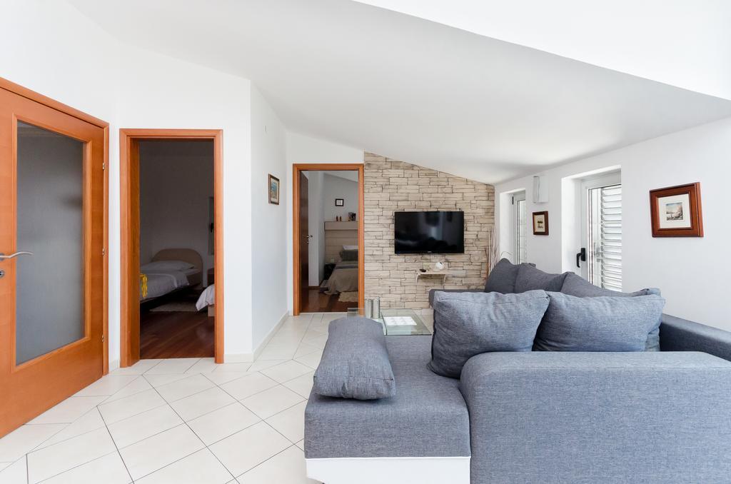 Apartments Valbruna ロヴィニ エクステリア 写真