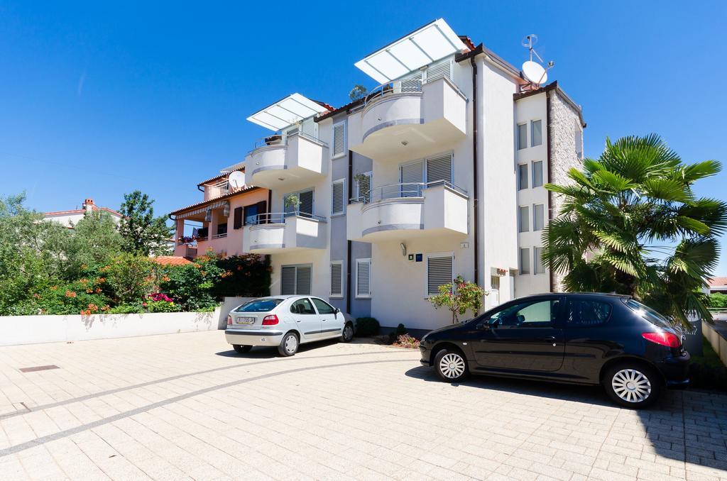 Apartments Valbruna ロヴィニ エクステリア 写真